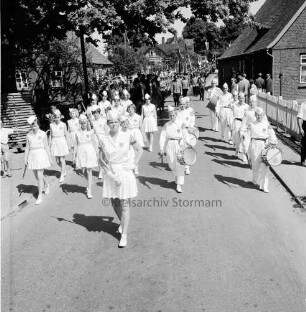 Volks- und Schützenfest: Schützenverein Klein Wesenberg und Umgebung von 1919 e.V.: Festumzug: im Vordergrund Spielmannszug der Reinfelder Matthias-Claudius-Schule