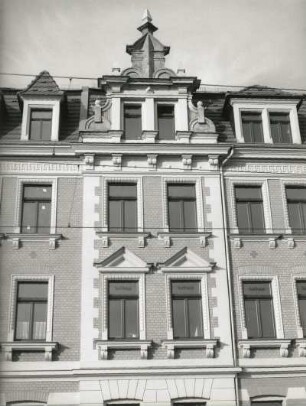 Dresden-Pieschen, Großenhainer Straße 96/Heidestraße 15/17. Dreierwohnhaus (um 1900). Mittelrisalit (Großenhainer Straße 96 und Heidestraße 15, 1.-3. Obergeschoss)