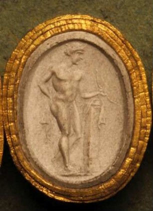 Stehender Apollo, an einen Pfeiler gelehnt, mit Bogen (Daktyliothek, Erstes Mythologisches Tausend)