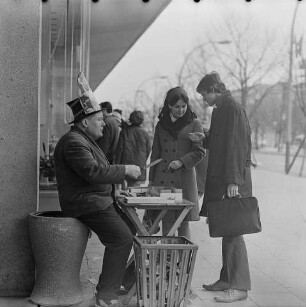Losverkäufer, Unter den Linden, Berlin-Mitte, 1968. SW-Foto © Kurt Schwarz.