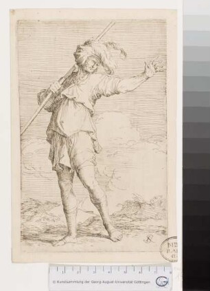 Stehender Soldat mit Federbusch am Hut und Stab über der Schulter