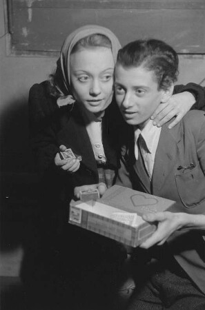 Szenenbilder aus dem Stück "Pünktchen und Anton" von Erich Kästner, aufgeführt bei einem Gastspiel in der Jugendbühne in der Scala in Berlin