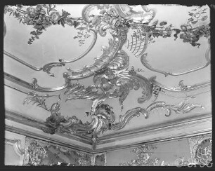 Potsdam, Neues Palais, Wohnung Friedrich II., Arbeitszimmer, R.: 210, Decke, Rocaillenwerk in der Südostecke.