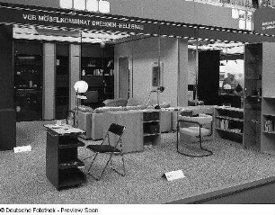 Raumaufnahme mit Ausstellungsfläche des VEB Möbelkombinat Dresden-Hellerau