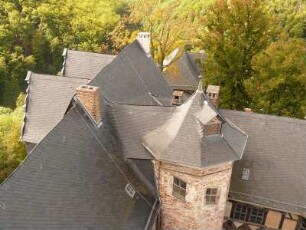 Blick vom Bergfried auf Burganlage