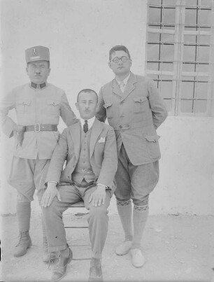 Männerportrait : Portrait von Gendarm, Amtschreiber und Herrn Wenzel in Turgut