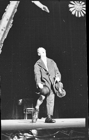 Wintergarten: Sascha Price; Musical Clown mit Geige und Hut