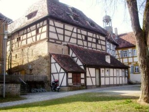 Ansicht von Südosten mit Kirchhofmauer (Wehrgang aus Gaden zu begehen) sowie Fachwerkobergeschossen der Gaden - Ortsseitig Viehwaage als Anbau in Fachwerk