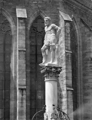 Herkulesbrunnen — Herkules-Statue