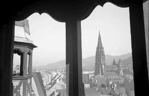 Freiburg i. Br.: Blick vom Martinstor zum Münster (Durchblick durch Erkerfenster, links anderer Erker)