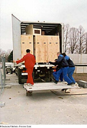 Ankunft der Umzugswagen mit den fahrbaren Buch-Transportbehältern am Neubau der Zentralbibliothek