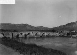 Brücke : Blick auf eine alte byzanthinische Brücke über einen Fluss