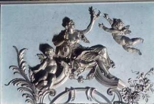 Stuckfelder mit ornamentalem und figuralem Dekor
