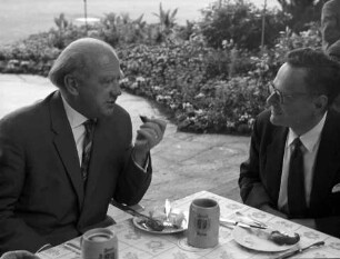 Nobelpreisträgertagung 1960 Mediziner; Bayrisches Frühstück am Tisch: Werner Heisenberg, Frederick Sanger