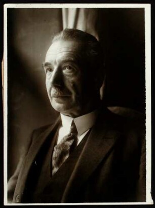 Portrait August Riebe : 60. Geburtstag des Industriellen August Riebe