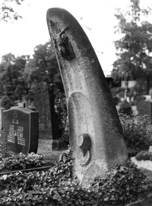 Grabmal e. Unbekannten : Grabmal e. Unbekannten. Sandstein (1901/1930). Dresden-Friedrichstadt, Neuer (Äußerer) Katholischer Friedhof