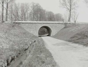 Straßenbrücke : Straßenbrücke über die Straße der Melioration
