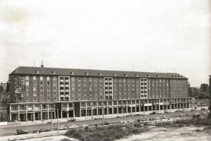 Dresden-Altstadt, Wilsdruffer Straße (bis 1990 Ernst-Thälmann-Straße) zwischen Postplatz und Schlossstrasse. Wohn- und Geschäftshaus (1959-1960; H. Schneider, H. Konrad, G. Müller, L. Johne)