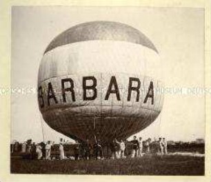 Militär beim Aufstieg des Heissluft- oder Gas-Ballons "Barbara"