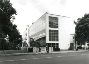 Dresden-Altstadt. Berufsgenossenschaft für Gesundheitsdienst und Wohlfahrtspflege, Gret-Palucca-Straße 1a (1994/1996, D. Schempp). Straßenansicht (Parkstraße)