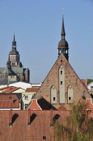 Stralsund - Stadtübersicht : Vorne der Giebel des Heilgeistklosters, dahinter Turm von St. Marien, aufgenommen vom Ozeaneum. Aufgenommen am 21. April 2011 in Stralsund