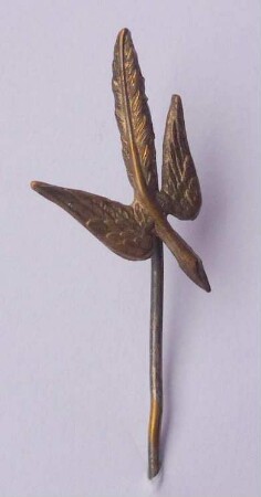 Stenographenabzeichen Gabelsberger (mit langer Nadel) : Sammlung Beinhorn. Stenographenabzeichen Gabelsberger (geflügelte Feder, mit langer Nadel). Metall; Maße (ohne Nadel) 21 x 13 mm (um 1920). Dresden: SLUB R c 0268
