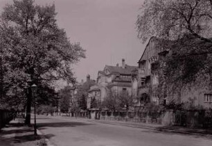 Dresden-Johannstadt. Wohnhäuser, Comeniusstraße 89 (im Vordergrund rechts), 87 und 85. Blick von der gegenüberliegenden Straßenseite stadtwärts, nach Nordwesten