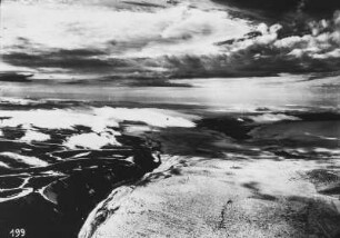 Gletscher der Nordinsel : Luftaufnahme des Gletschers auf der Nordinsel von Sewernaja Semlja. Am Himmel Wolken.