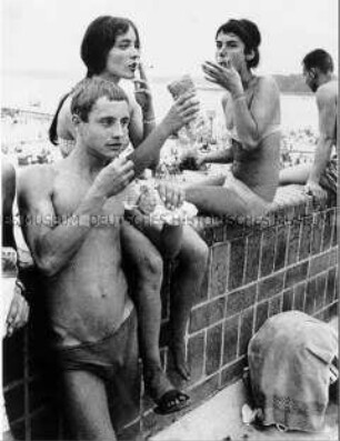 Jugendliche im Strandbad