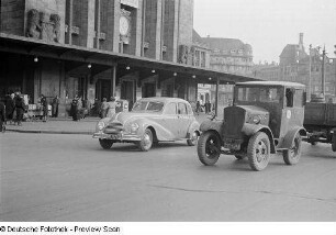 Ansicht eines fahrenden BMW 340 vor dem Hauptbahnhof