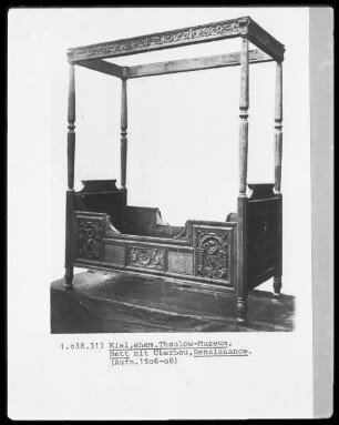 Renaissancebett mit Überbau