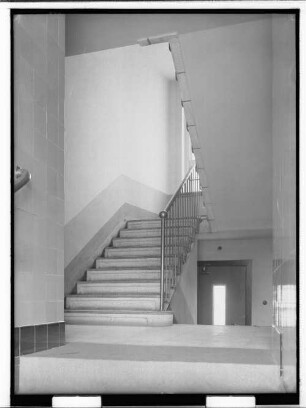 Baublock Helmholtzstr., Bunsenstr. Nr. 32 : [Innenaufnahme Treppenhaus]