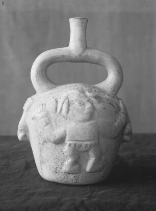 Tongefäß mit Steigbügelgriff und Flachrelief einer menschlichen Figur