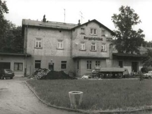 Berggießhübel (Bad Gottleuba-Berggießhübel), Am Ladenberg 2. Ehem. Bahnhof (Wohnhaus, 1880, Umbau 1887, Anbau wohl um 1975). Gleisseite von Südost
