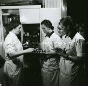 Arbeitsmaiden des Reichsarbeitdientes bei der medizinischen Ausbildung, Medikamentenausgabe
