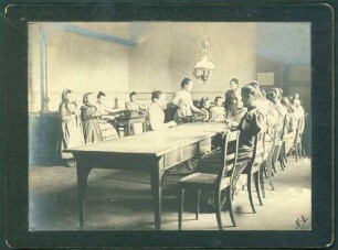 Arbeitsraum, Frauen bei Handarbeiten.