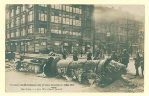"Berliner Großkampftage der großen Revolution März 1919. Barrikade vor dem Warenhaus Jandorf."; umgeworfene Litfaßsäule