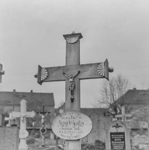 Friedhof in Ralbitz : Grabkreuz im Detail
