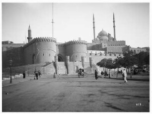 Kairo (Ägypten). Blick über einen Platz mit Einheimischen zur Zitadelle