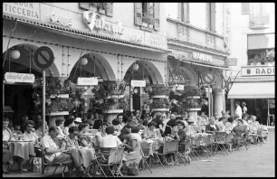 Lugano: Kaffeehaus mit Tischen auf dem Platz