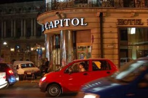 Bukarest - Verkehr am Abend : Hotel Capitol im Zentrum an der Calea Victoriei Straße in Bukarest, 2007