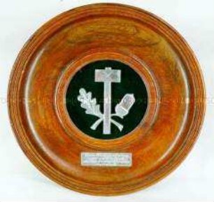 Teller mit Bergbauemblem auf Samt