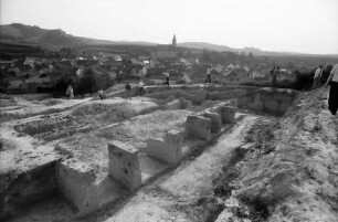 Kiechlinsbergen: Ausgrabung einer Fliehburg aus dem 12. Jahrhundert mit Rebumlegung im Hintergrund