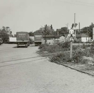 Kreuzung einer Werkstraße (westlicher Teil der ehemals durchgehenden Hafenstraße) mit dem Verbindungsgleis zum Güterbahnhof Dresden-Neustadt