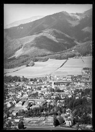 Österreich, Mürzzuschlag. Stadtansicht mit Blick gegen Großen Scheibenberg und Raxalpe