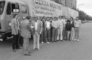 Deutscher Kraftfahrzeug-Überwachungsverein Dekra Prüfstelle Karlsruhe. 10. Lehrgang zur Umschulung von Arbeitslosen zum Berufskraftfahrer