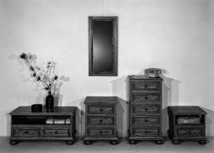 Garderobe : Ribnitz-Damgarten. VEB Möbelkombinat Ribnitz-Damgarten. Hausmesse, 1986. Garderobe. Holz, folienbeschichtet in Eichenholzoptik, rustikal (1986; VEB Möbelkombinat Ribnitz-Damgarten)