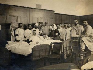 Erster Weltkrieg - Lazarett III Gewerbeschule Karlsruhe. Verwundete mit Schwestern und Pflegern