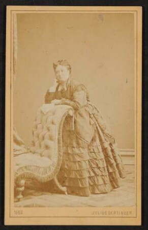 Josephine Fohleutner, Hofmannsthals Großmutter mütterlicherseits, auf einem Polstermöbel lehnend