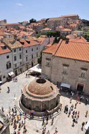 Dubrovnik - Onofrio Brunnen : Blick von der Stadtmauer auf den Onofrio-Brunnen. Aufgenommen am 2. Juli 2010 in Dubrovnik